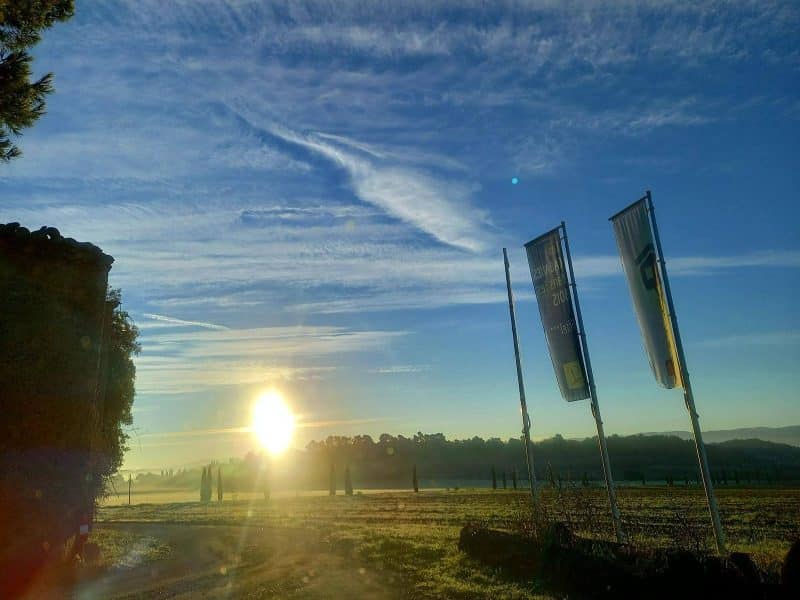 Chambres dhôtes avec vue sur le lever de soleil et des drapeaux flottants.