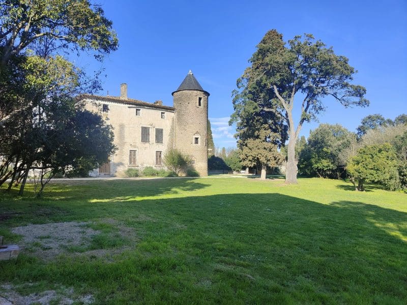 Charmant château avec tour, entouré dun vaste jardin verdoyant.
