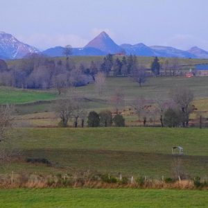 Chalet en pleine nature avec vue sur des montagnes majestueuses.