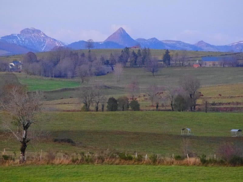 Chalet en pleine nature avec vue sur des montagnes majestueuses.