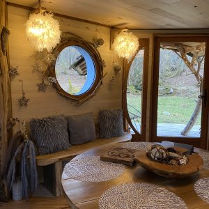 Hébergement insolite en Midi-Pyrénées, intérieur en bois avec décor chaleureux et lumineux.