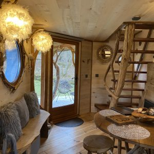 Hébergement insolite en Midi-Pyrénées : intérieur en bois chaleureux avec escaliers en spirale.