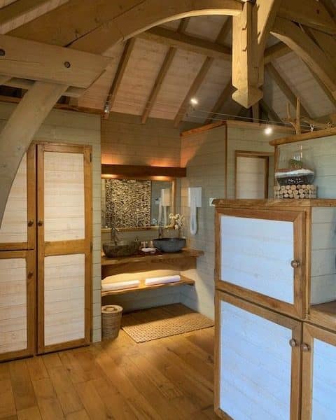 Cabane en bois avec salle de bain chaleureuse et décor naturel.