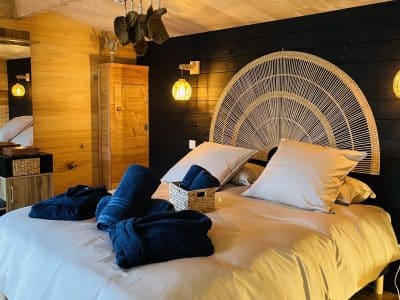 Chalet cosy en Midi-Pyrénées, avec lit douillet et décoration en bois chaleureux.