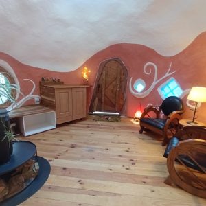 Hébergement insolite en Limousin : intérieur chaleureux avec murs colorés et fenêtres rondes.
