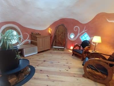 Hébergement insolite en Limousin : intérieur chaleureux avec murs colorés et fenêtres rondes.