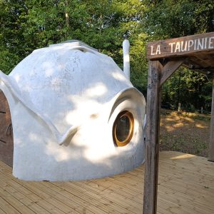 Hébergement insolite en forme de taupe, avec une grande fenêtre ronde à Limousin.