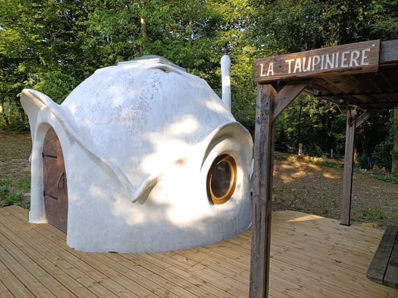 Hébergement insolite en forme de taupe, avec une grande fenêtre ronde à Limousin.