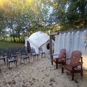 Hébergement insolite en forme de bulle, entouré dun cadre naturel apaisant.