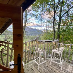 Cabane perchée en Midi-Pyrénées avec vue panoramique sur la nature environnante.