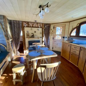 Hébergement insolite en Midi-Pyrénées : cabane en bois avec intérieur chaleureux et lumineux.