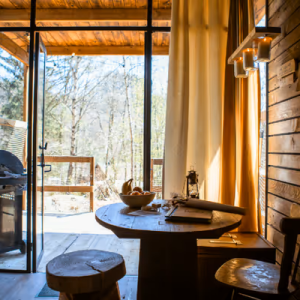 Hébergement insolite en bois avec vue sur la nature, ambiance chaleureuse et lumineuse.