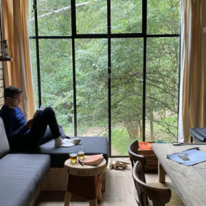 Hébergement insolite en Champagne-Ardenne, avec une grande fenêtre donnant sur la nature.