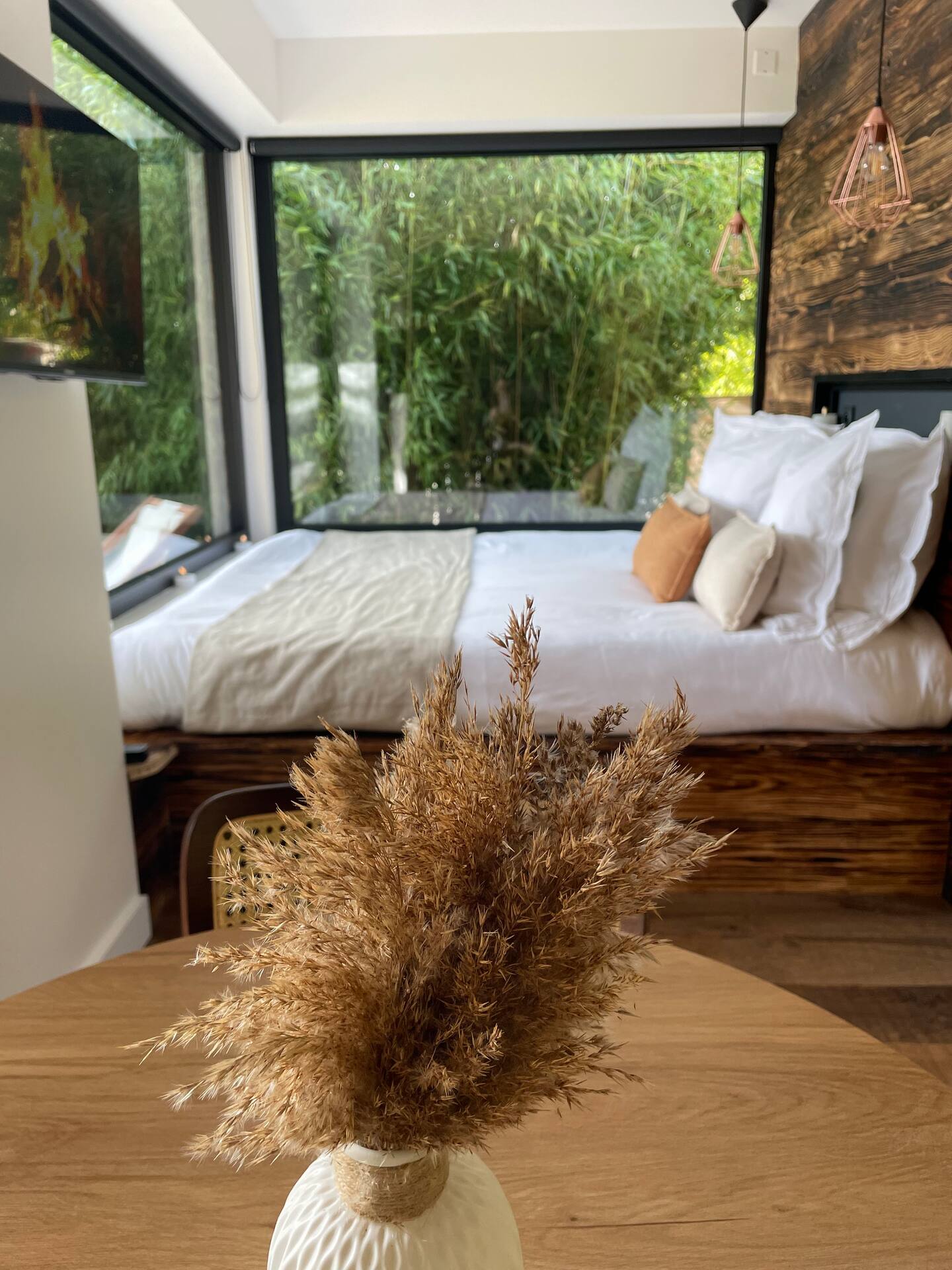 Intérieur et confort 1 Hébergement insolite en Centre : chambre moderne avec vue sur un jardin verdoyant.