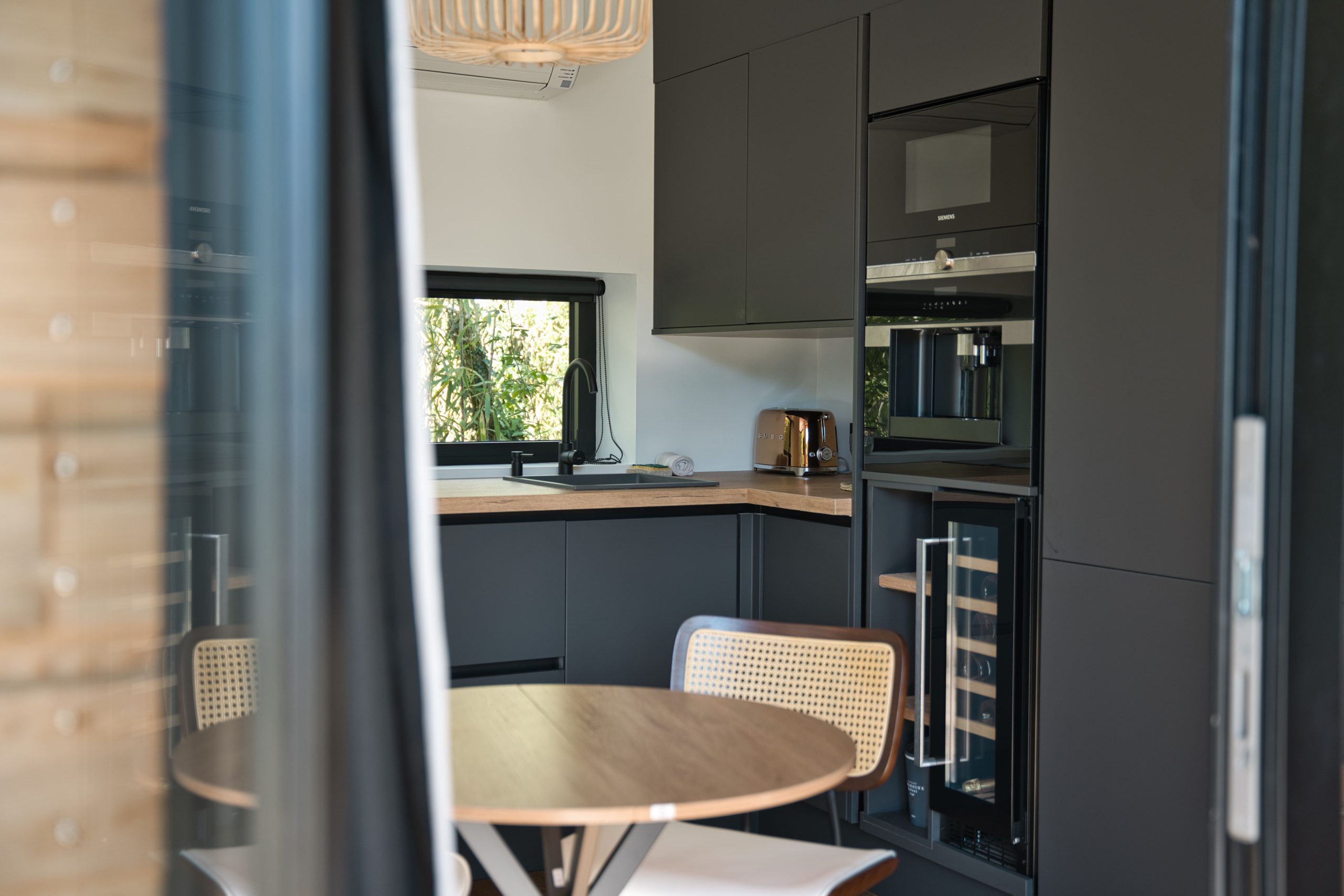 Interieur et confort 3 Hébergement insolite en Centre : cuisine moderne avec mobilier épuré et vue sur la nature.