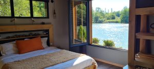 Voyager avec intention en hébergement insolite