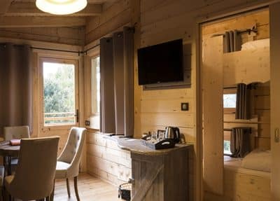 Cabane en bois à Languedoc-Roussillon, intérieur chaleureux avec vue sur la nature.