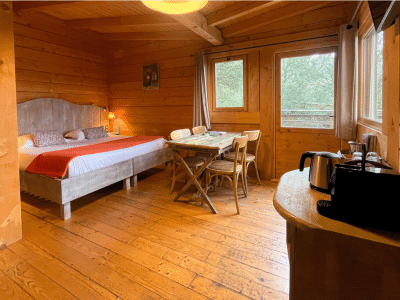 Cabane en bois dans le Languedoc-Roussillon, avec lit confortable et vue sur la nature.