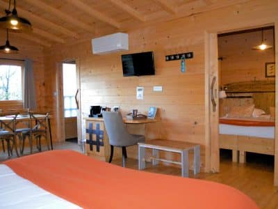 Cabane en bois à Languedoc-Roussillon, intérieur chaleureux avec mobilier en bois.