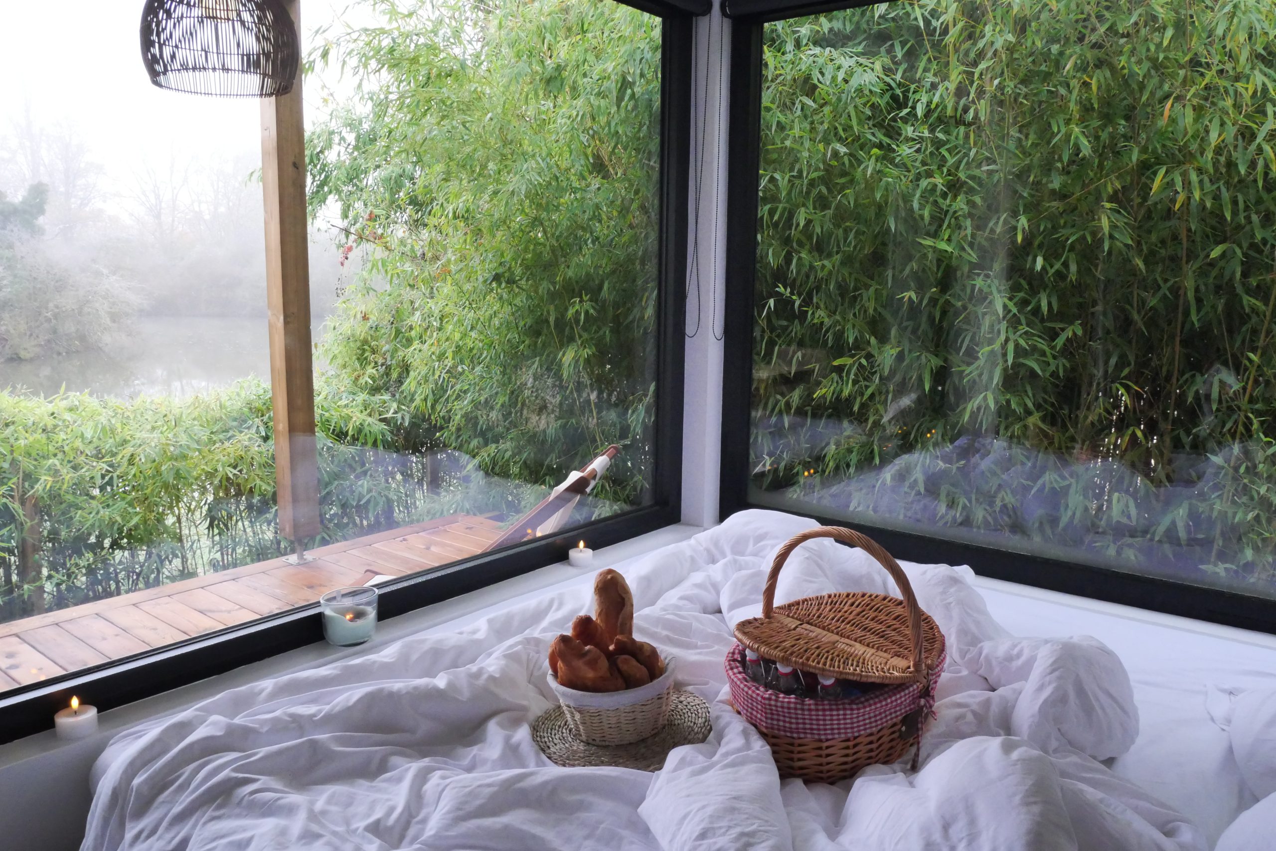 Option petit dejeuner 6 Hébergement insolite en bulle avec vue sur la nature et un panier de viennoiseries.