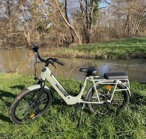 Vélo électrique près dun ruisseau, idéal pour explorer la nature lors de votre séjour.