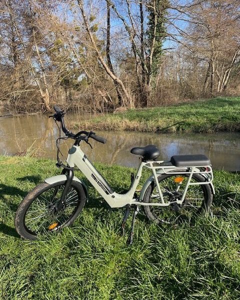 Vélo électrique près dun ruisseau, idéal pour explorer la nature lors de votre séjour.