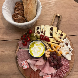 Plateau de charcuterie et fromages, idéal pour un séjour en gîte chaleureux.