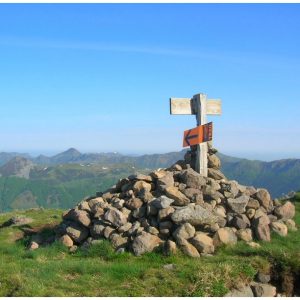 Hébergement en montagne avec un panorama sur les sommets environnants.