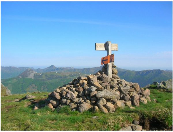 Hébergement en montagne avec un panorama sur les sommets environnants.