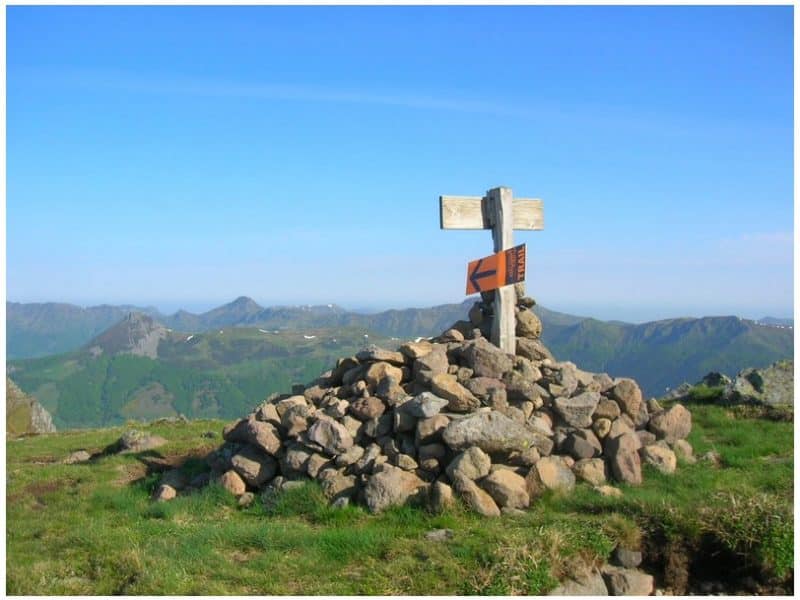 Hébergement en montagne avec un panorama sur les sommets environnants.