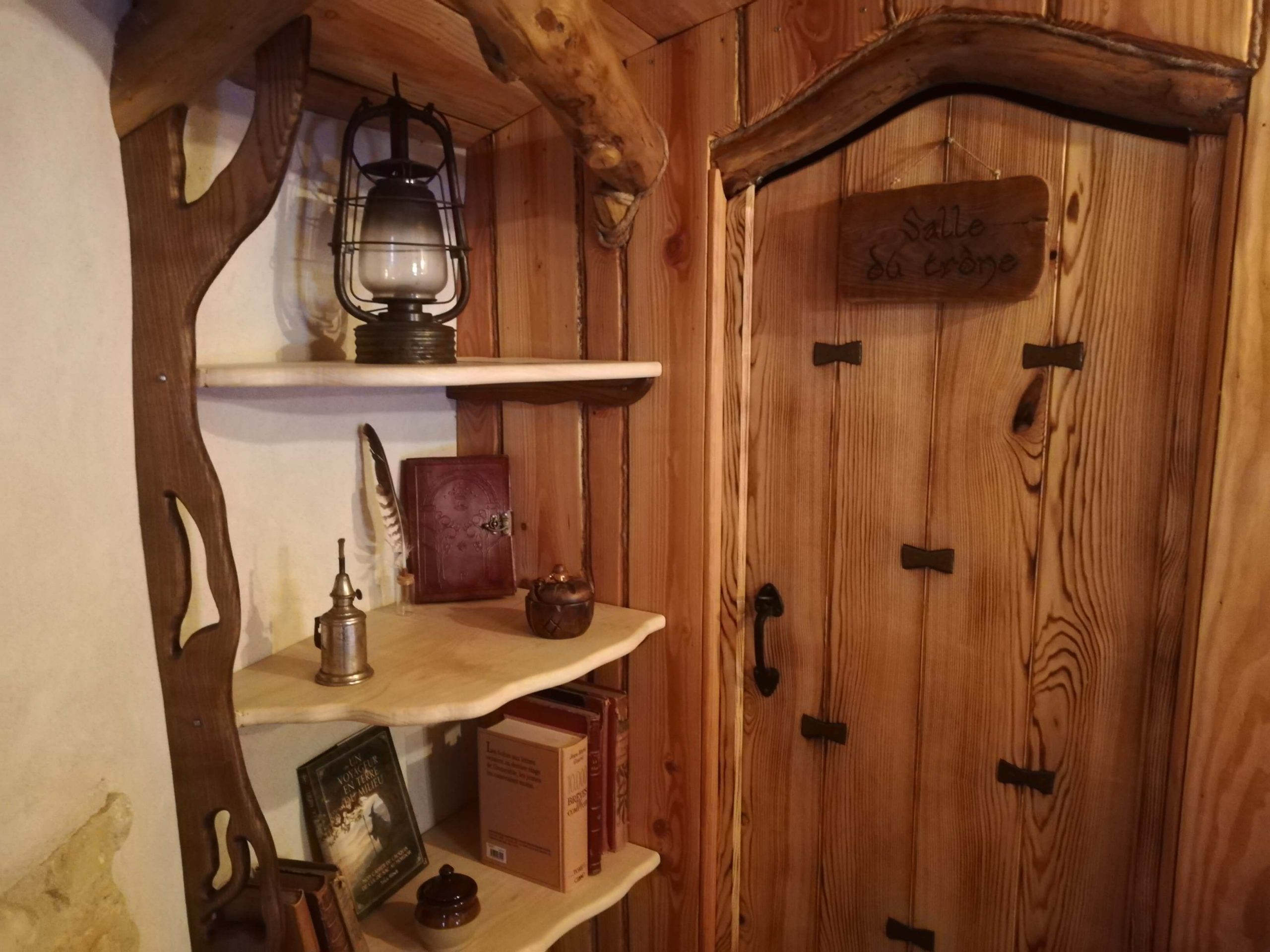 cabane-hobbit-bibliotheque-insolite
