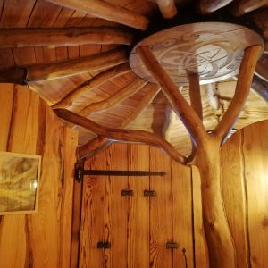 Hébergement insolite en Nouvelle-Aquitaine : cabane en bois avec un plafond en rondins.