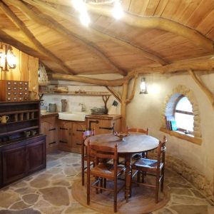 Hébergement insolite en Nouvelle-Aquitaine : charmante cuisine en bois avec table ronde.