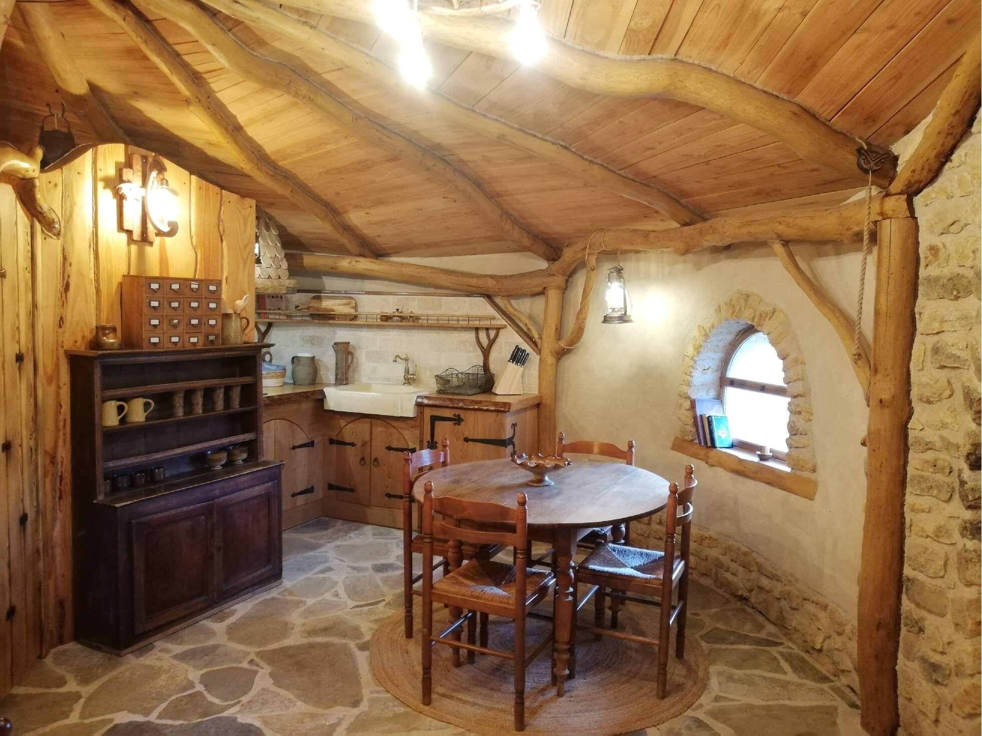cabane-hobbit-coin-repas-cuisine-insolite