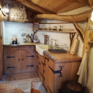 Cottage en bois en Nouvelle-Aquitaine avec cuisine rustique et éléments en bois naturel.