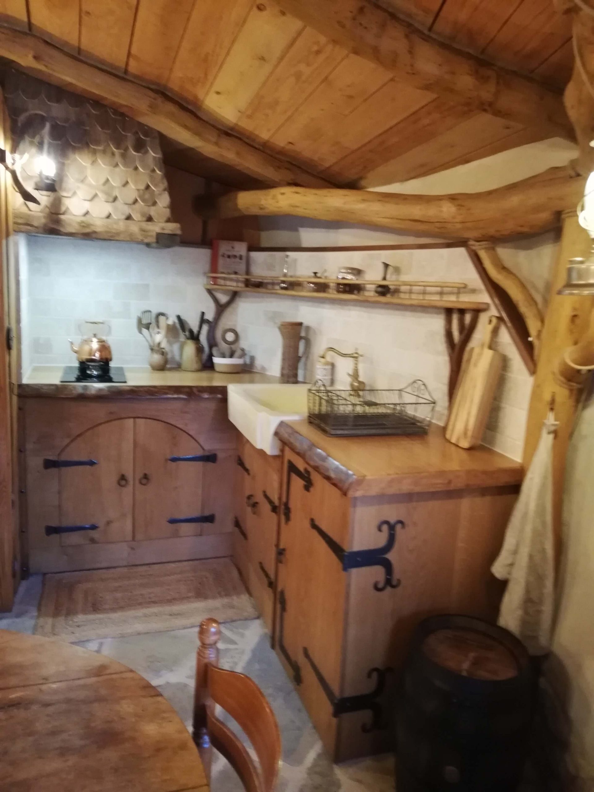 cabane-hobbit-cuisine-artisanale-insolite
