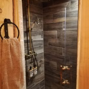 Douche élégante en bois dans un hébergement insolite en Nouvelle-Aquitaine.