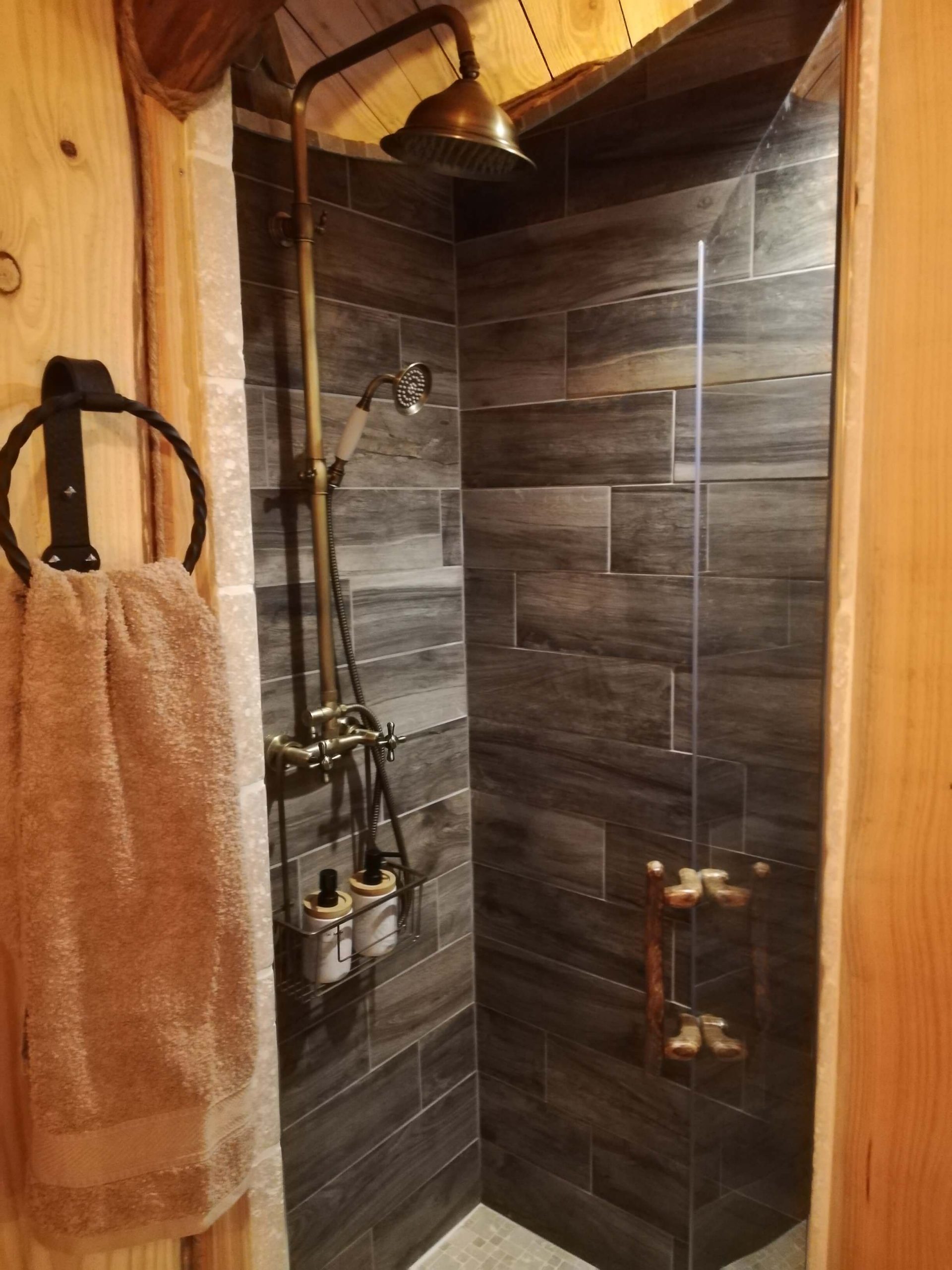 cabane-hobbit-douche-nature-insolite