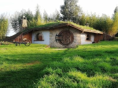 Hébergement insolite en Nouvelle-Aquitaine : charmante maison en pierre avec toit végétal.