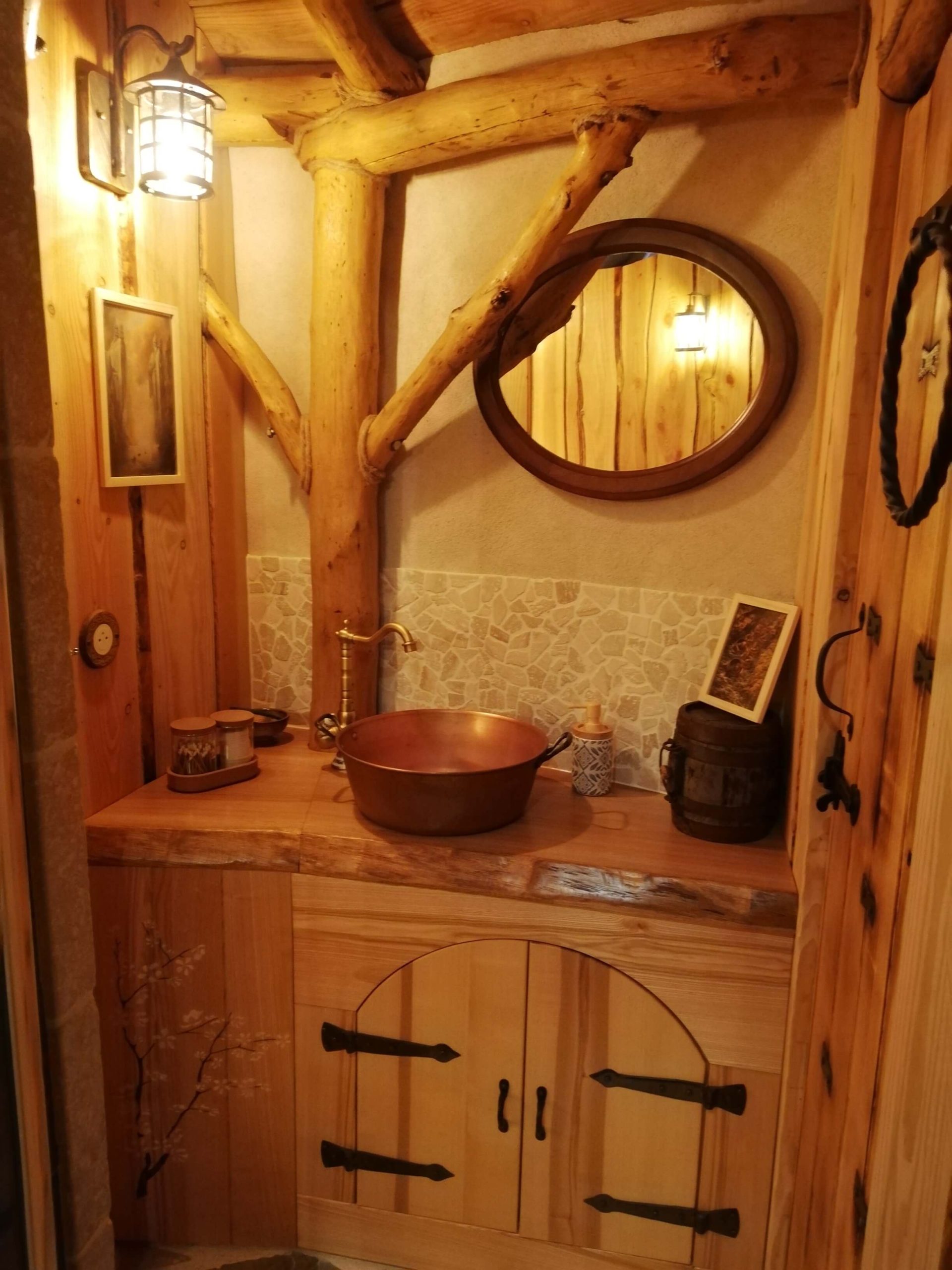 cabane-hobbit-salle-de-bain-nature-insolite
