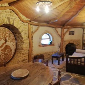 Hébergement insolite en Nouvelle-Aquitaine : charmante cabane en pierre avec cheminée.