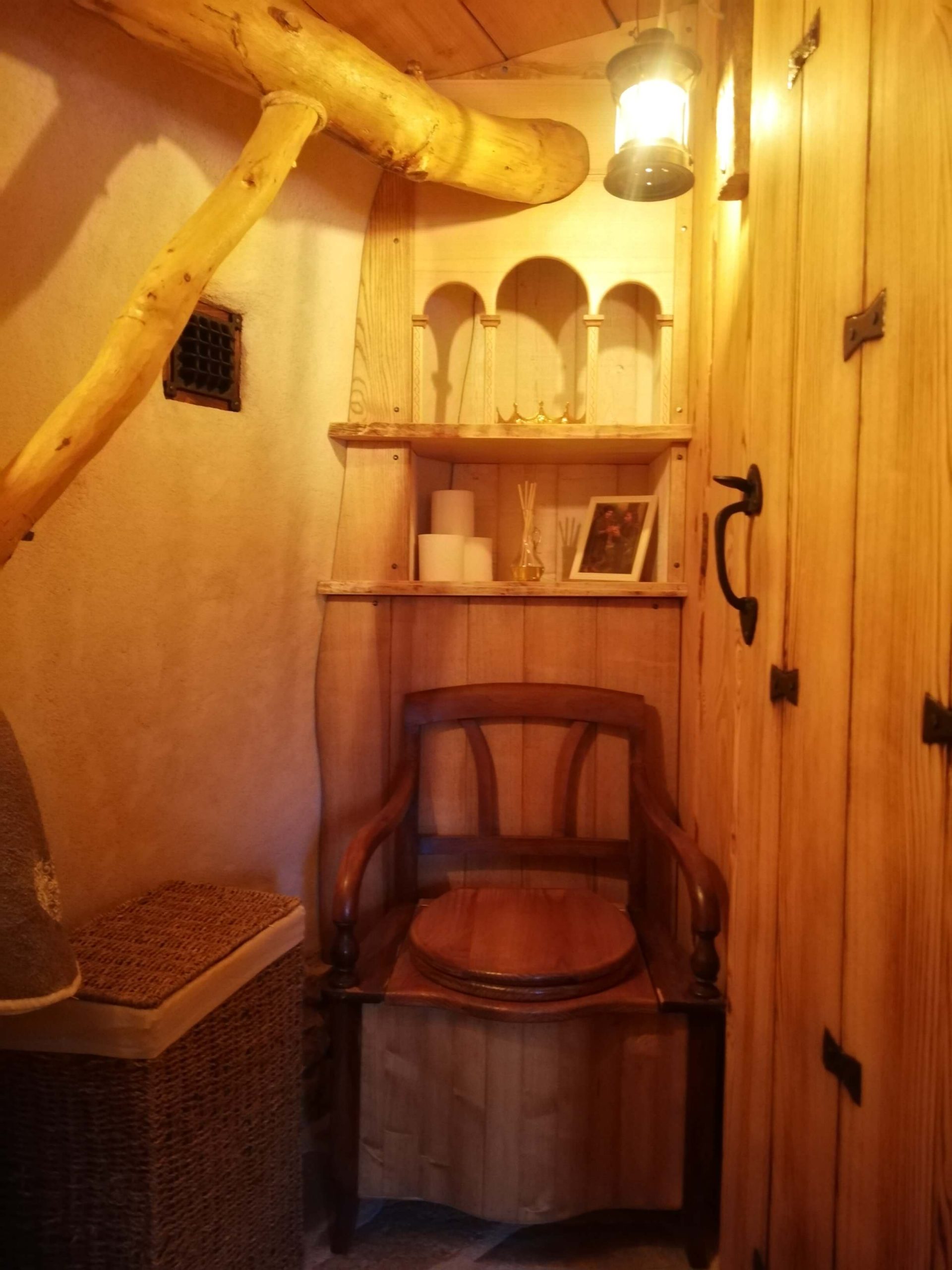 cabane-hobbit-toilettes-seches-insolite