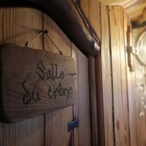 Hébergement insolite en bois en Nouvelle-Aquitaine, avec une porte sculptée Salle du trône.