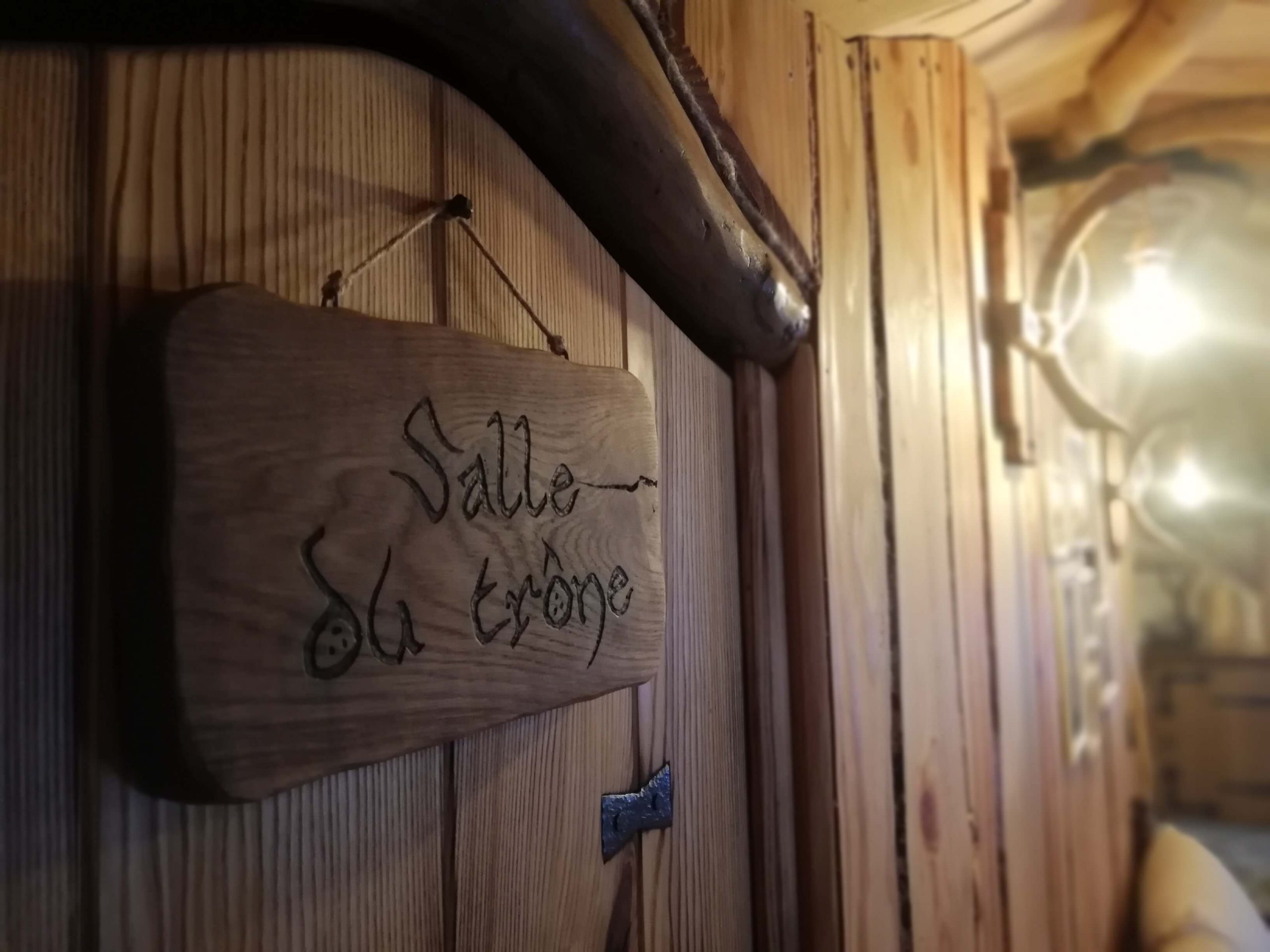 detail-cabane-hobbit-artisanale-insolite