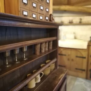 Hébergement insolite en Nouvelle-Aquitaine avec mobilier en bois et vaisselle vintage.