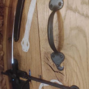 Porte en bois dun hébergement insolite en Nouvelle-Aquitaine, détail rustique et artisanal.