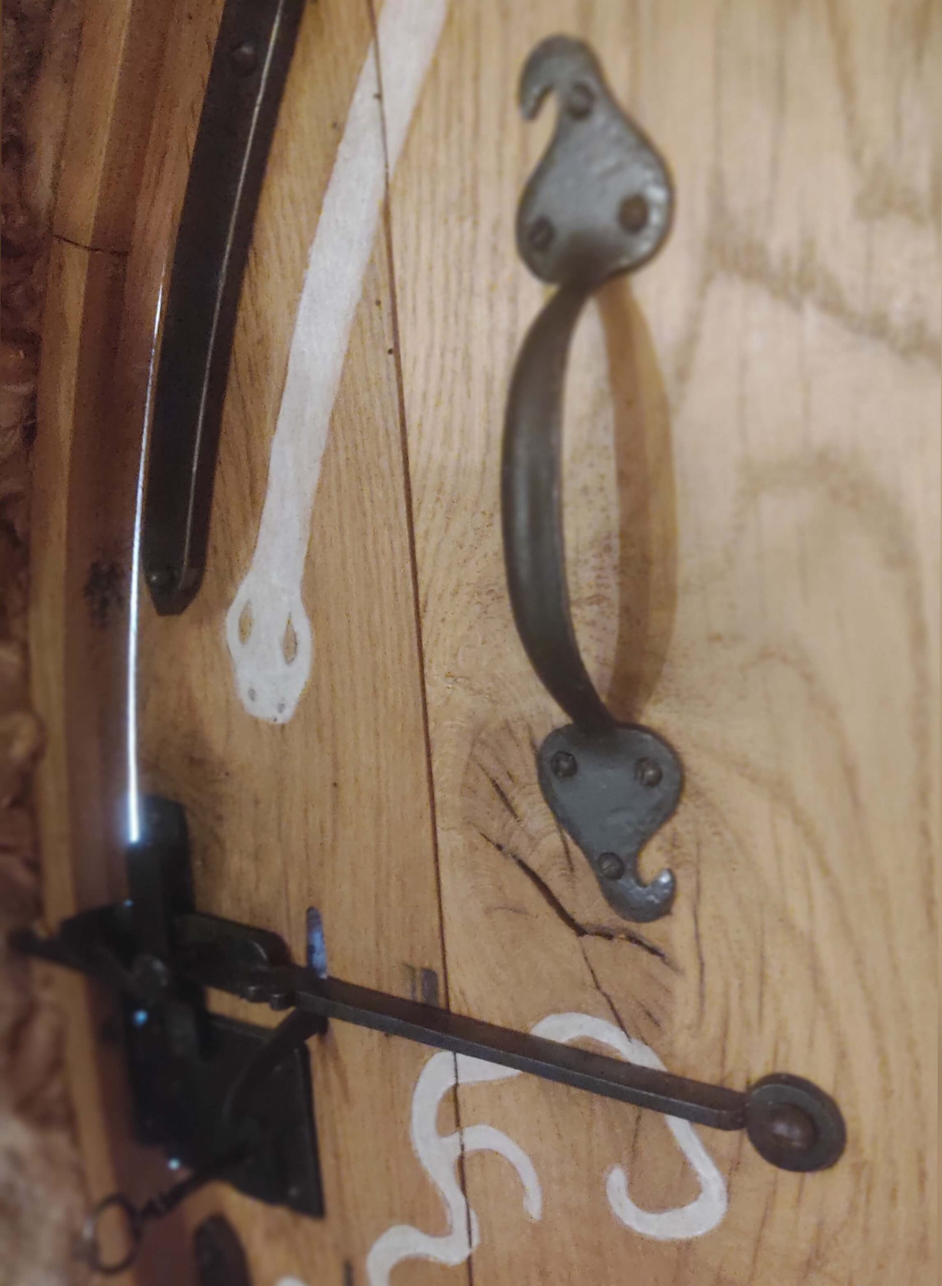 detail-cabane-hobbit-porte-artisanale