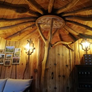 Hébergement insolite en bois en Nouvelle-Aquitaine, avec un plafond en rondins décoratif.