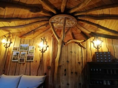 Hébergement insolite en bois en Nouvelle-Aquitaine, avec un plafond en rondins décoratif.