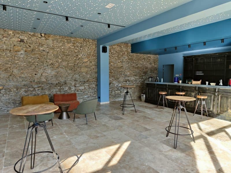 Espace de détente moderne avec bar en pierre et mobilier coloré.